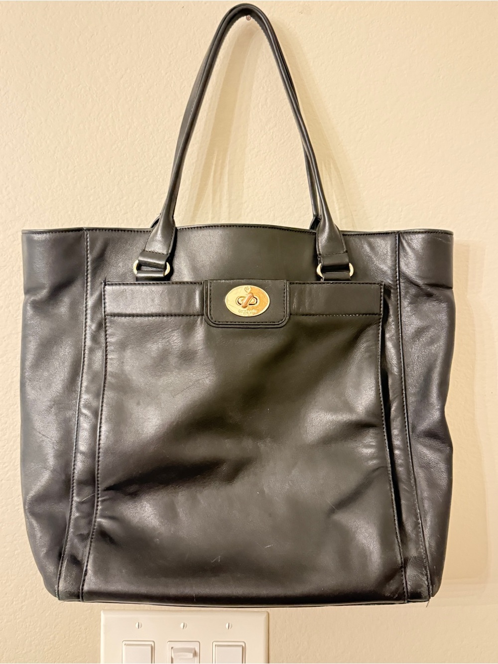 Kate Spade Hampton Black Leather Tote. Smooth leather with exterior pocket.